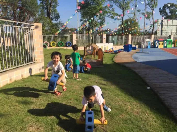 是游戏象征性地实现了他们在现实中可能难以实现的愿望,游戏给了幼儿